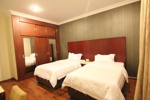 Cama o camas de una habitación en Flora Hotel Suites