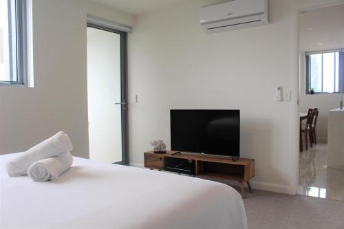 TV a/nebo společenská místnost v ubytování Serenity Surfers Paradise