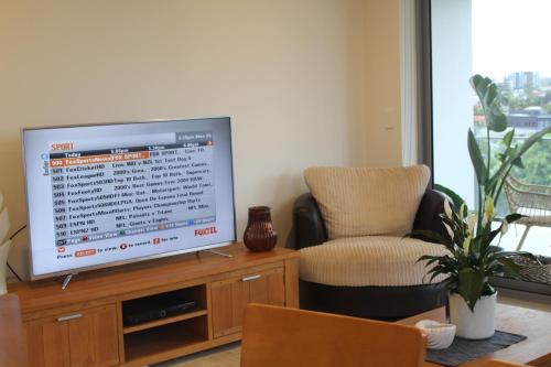 TV a/nebo společenská místnost v ubytování Serenity Surfers Paradise