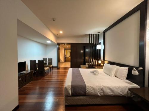 ein Hotelzimmer mit einem Bett und einem Schreibtisch in der Unterkunft Raintree home Resort Suites At Bander Sunway Pyramid Hotel Tower in Petaling Jaya