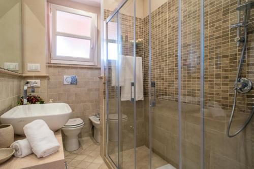 y baño con ducha, aseo y lavamanos. en Beach House,Giardino,Piscina,Spiaggia, 6 posti en Viareggio