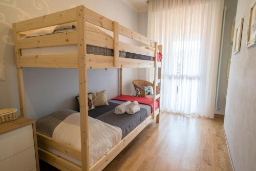 sypialnia z dwoma łóżkami piętrowymi w pokoju w obiekcie Beach House,Giardino,Piscina,Spiaggia, 6 posti w Viareggio