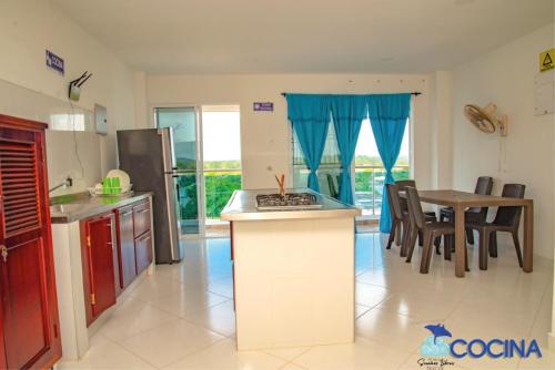 a kitchen and dining room with a table and chairs at Hotel Sueños Libres Necoclí in Necoclí
