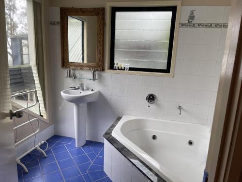 a bathroom with a sink and a bath tub and a sink at Tambaridge Bed & Breakfast in Eagle Heights