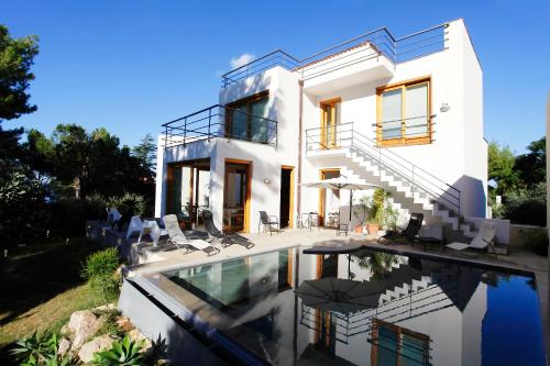 Villa Venere pool and sea