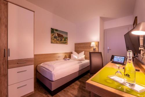 Ein Bett oder Betten in einem Zimmer der Unterkunft Zur Post Kümmersbruck Hotel & Tiny Houses