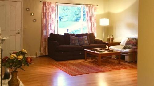 Χώρος καθιστικού στο Rainbow Row - Two Private Units in Complex, near Mendenhall Glacier, Trails, and Conveniences!