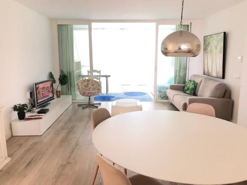 Booking.com: Hippie Beach Ibiza Apartment , Playa den Bossa ...