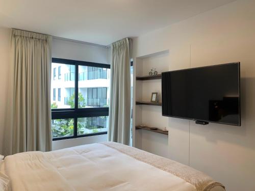 1 dormitorio con 1 cama y TV de pantalla plana en Executive Apartments San Isidro Business Zone en Lima