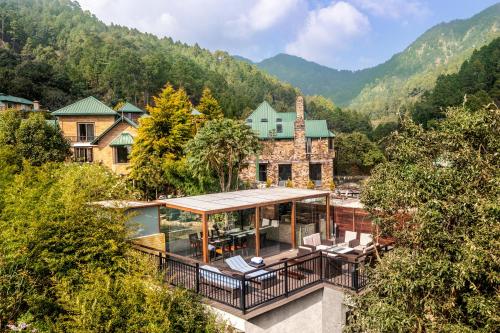 BhowāliにあるDivyam From BYLOO- Private Villa near Nainitalの山の家屋風景