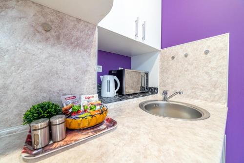 a kitchen with a sink and a fruit bowl on a counter at "Sharm" Стильная студия на Броско in Khabarovsk