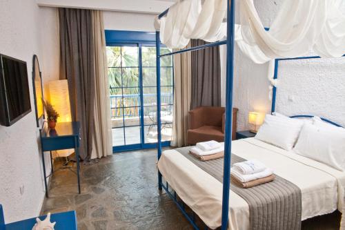 Ένα ή περισσότερα κρεβάτια σε δωμάτιο στο Ariadni Blue 