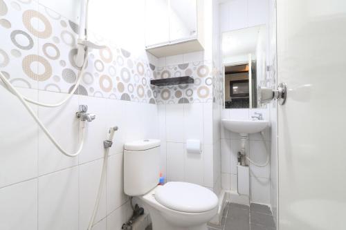 A bathroom at Apartment Paragon Village by Tere Room