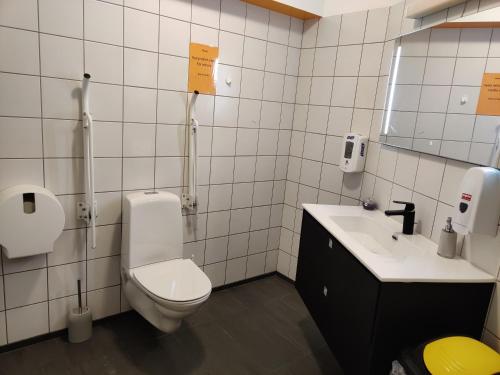 y baño con aseo y lavamanos. en SM Hostel, en Reikiavik