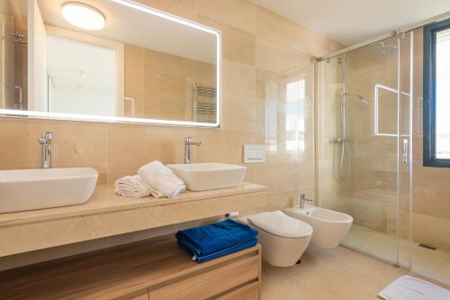 Kúpeľňa v ubytovaní Luxurious Townhouse with Roof Top Plunge Pool