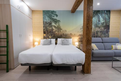 ein Schlafzimmer mit einem großen Bett und einem Sofa in der Unterkunft SF Avenue Santander in Santander