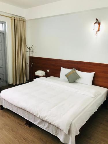 Ένα ή περισσότερα κρεβάτια σε δωμάτιο στο ANH ANH HOTEL