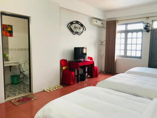 Ένα ή περισσότερα κρεβάτια σε δωμάτιο στο ANH ANH HOTEL