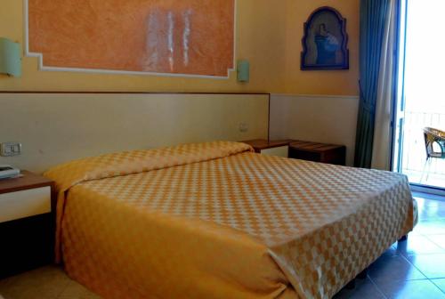 Cama ou camas em um quarto em New Hotel Sonia