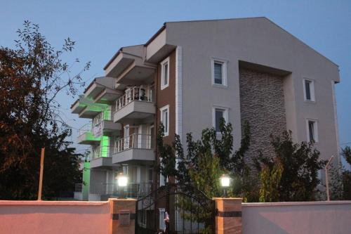 Bangunan di mana terletaknya aparthotel ini