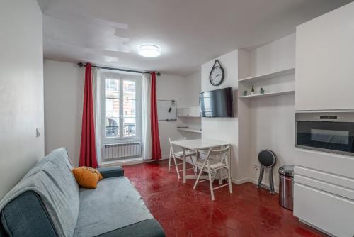 un salon avec un canapé et une table dans l'établissement Logement entier à Paris, à Paris