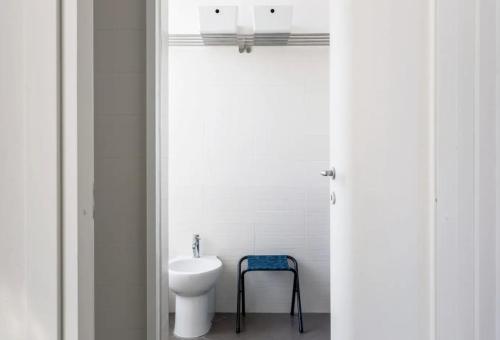 Ένα μπάνιο στο Minimal and Charming studio in Isola District