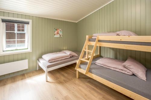 una camera con 2 letti a castello e una finestra di Flåm Camping & Cabins a Flåm