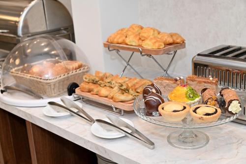 Makanan di atau berdekatan hotel