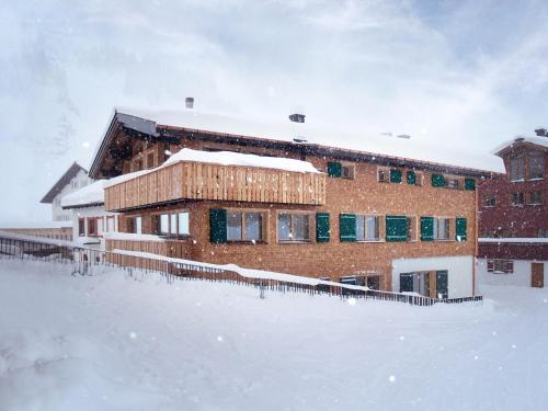 ein schneebedecktes Gebäude in der Unterkunft Haus Burgi - Angelika Walch in Stuben am Arlberg