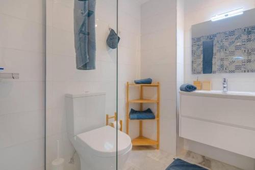 La salle de bains est pourvue de toilettes et d'un lavabo. dans l'établissement Modern Beach Side Duplex Penthouse, à Estepona