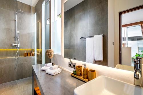 een badkamer met een wastafel en een douche bij Villa Crazy Roof by BaliSuperHost in Ubud