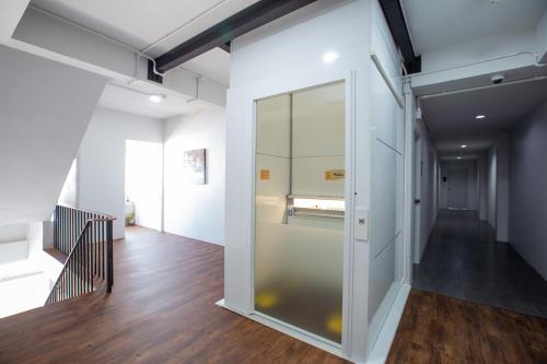 Un pasillo con una puerta de vidrio en un edificio. en 185@Surawong Residence, en Bangkok