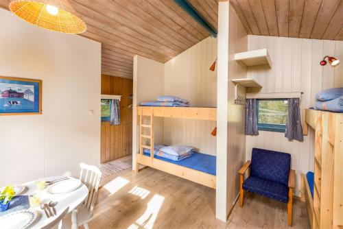 Bunk bed o mga bunk bed sa kuwarto sa Flåm Camping & Cabins