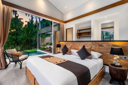 een slaapkamer met een groot bed en een groot raam bij Villa Crazy Roof by BaliSuperHost in Ubud