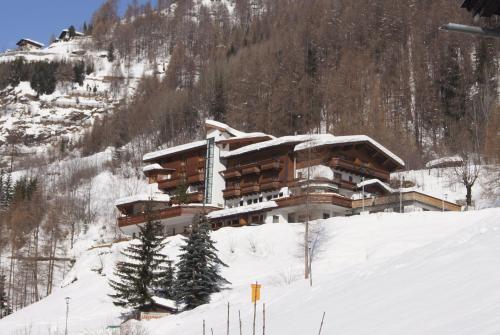 a building on a snow covered mountain in the snow at Alpin Panoramahotel Lärchenhof in Heiligenblut