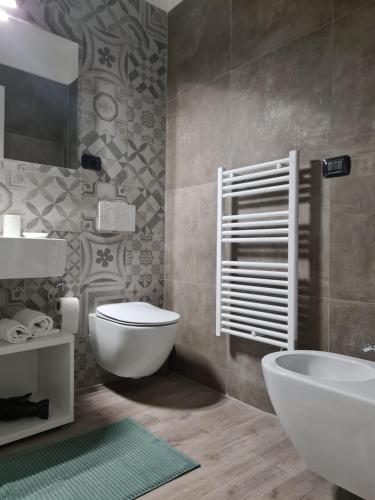 une salle de bain avec toilettes, lavabo et baignoire dans l'établissement PincoPancoRooms, à Acquasanta Terme