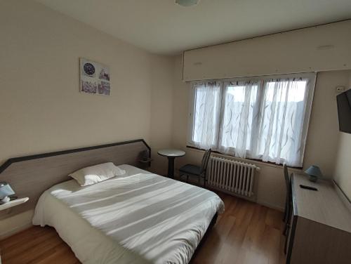 - une petite chambre avec un lit et une fenêtre dans l'établissement Hôtel Café du Palais, à Thonon-les-Bains