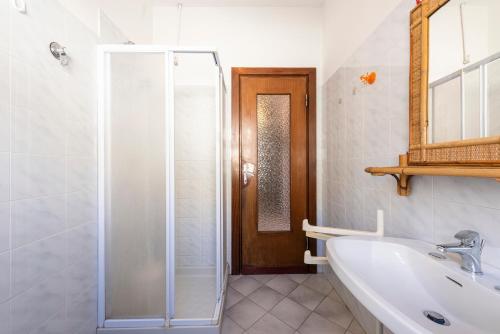 un bagno con doccia e lavandino di Suite Daniela 3 by MMega a Massa