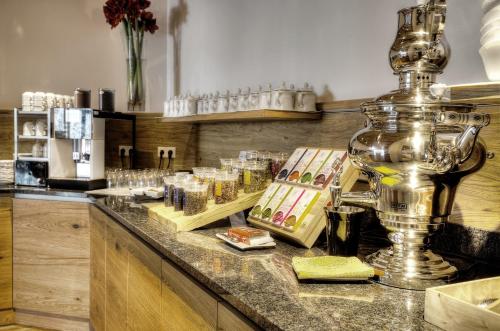 a bar with a counter with glasses of wine at Appartement & Suiten Hotel Glöcknerin in Obertauern