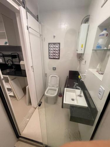 La petite salle de bains est pourvue de toilettes et d'un lavabo. dans l'établissement Namastê House Copacabana, à Rio de Janeiro