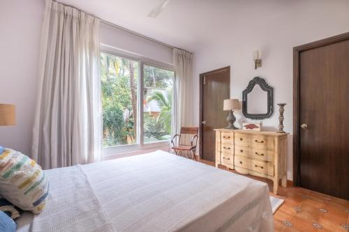 Säng eller sängar i ett rum på Snowdrop- Exquisite 3BHK Villa with Pool- Candolim By StayMonkey