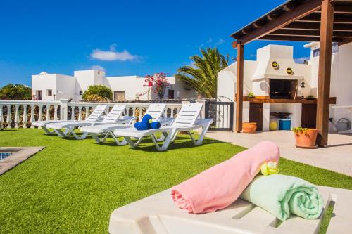 Zdjęcie z galerii obiektu Beautiful 2 Bed Villa with large pool Casa Manana w mieście Playa Blanca