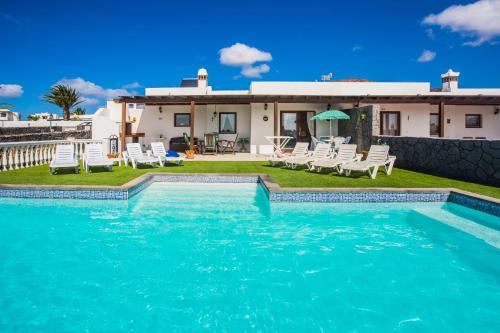 Zdjęcie z galerii obiektu Beautiful 2 Bed Villa with large pool Casa Manana w mieście Playa Blanca