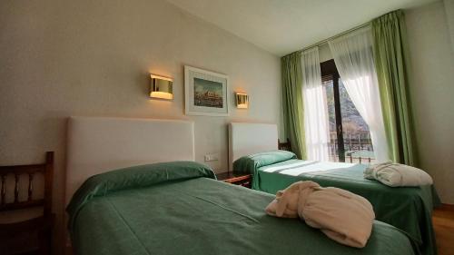 Un pat sau paturi într-o cameră la Apartamentos Baños de Ledesma