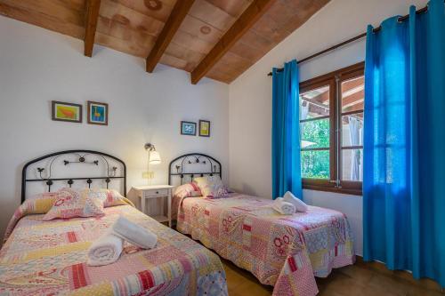 En eller flere senge i et værelse på Villa Payeras