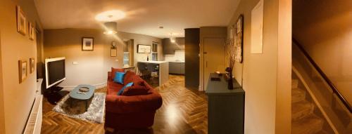 תמונה מהגלריה של 3 BEDROOM LUXURY APARTMENT Across the street from THE CASHEL PALACE HOTEL בקאשל