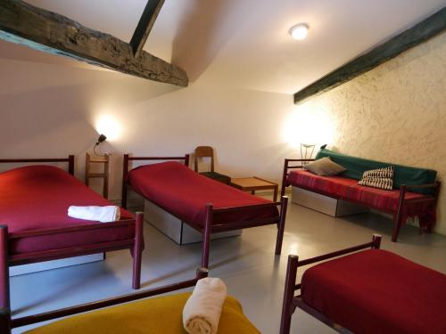 Giường trong phòng chung tại La Tribu de Lavaud