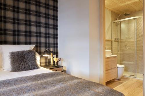 una camera con letto e doccia in vetro di Val de Ruda Luxe 43 by FeelFree Rentals a Baqueira-Beret