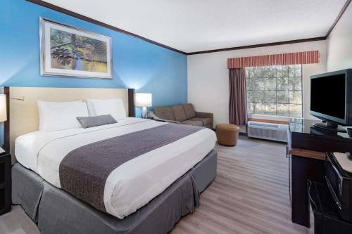 Ένα ή περισσότερα κρεβάτια σε δωμάτιο στο Baymont by Wyndham Hinesville Fort Stewart Area