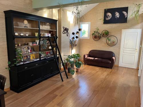 uma sala de estar com uma estante de livros e um sofá em Marc's Flat - Calm & Cosy em Nantes